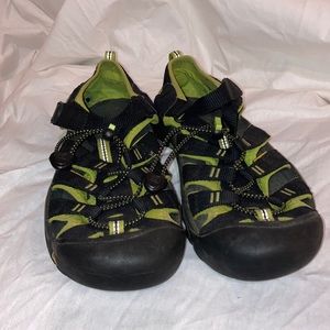 Keen black/green sandals/water shoes sz 6
